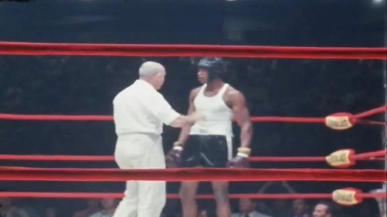 Video: RARE FIGHT Larry Holmes vs Nick Wells amateur bout July 22, 1972